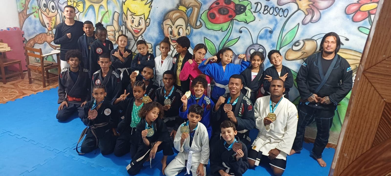 Crianças com medalhas de jiu-jitsu